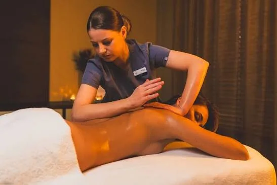 Masaje corporal en un ambiente de spa